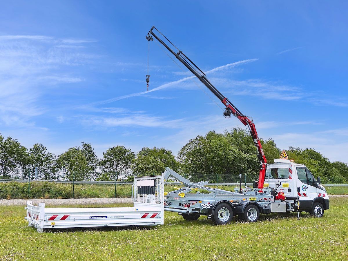 Maxicago-Abrollkipper mit Kran