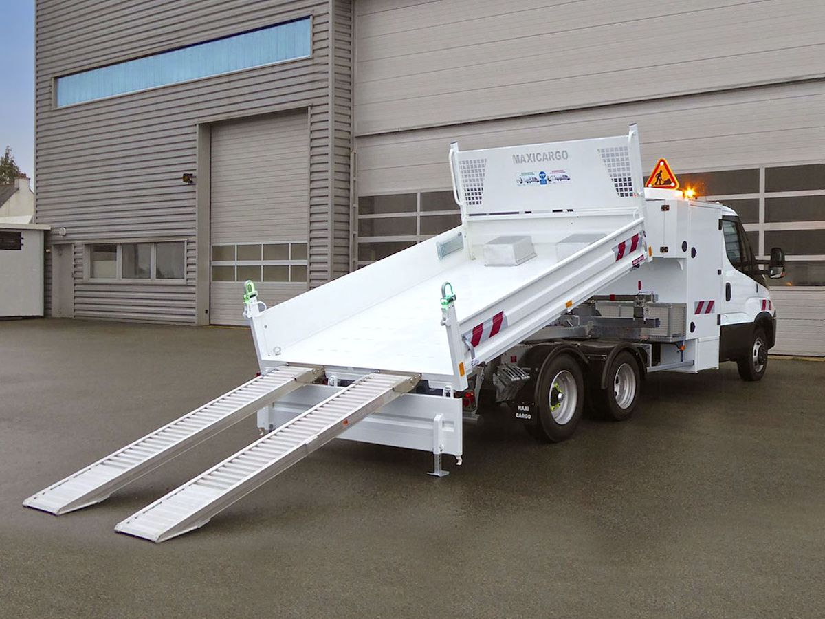 Maxibenne porte-engin rampe déployée