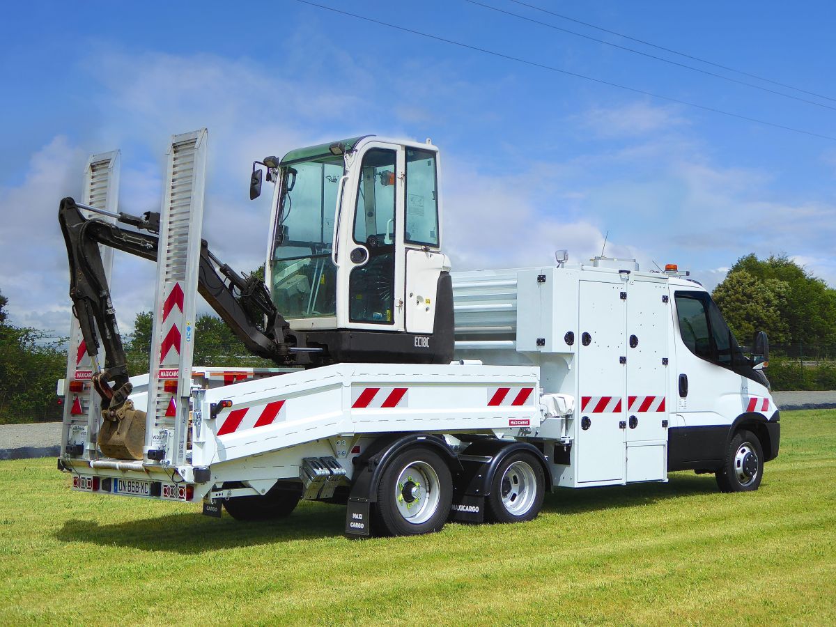 Maxibenne porte-engin avec mini-pelle