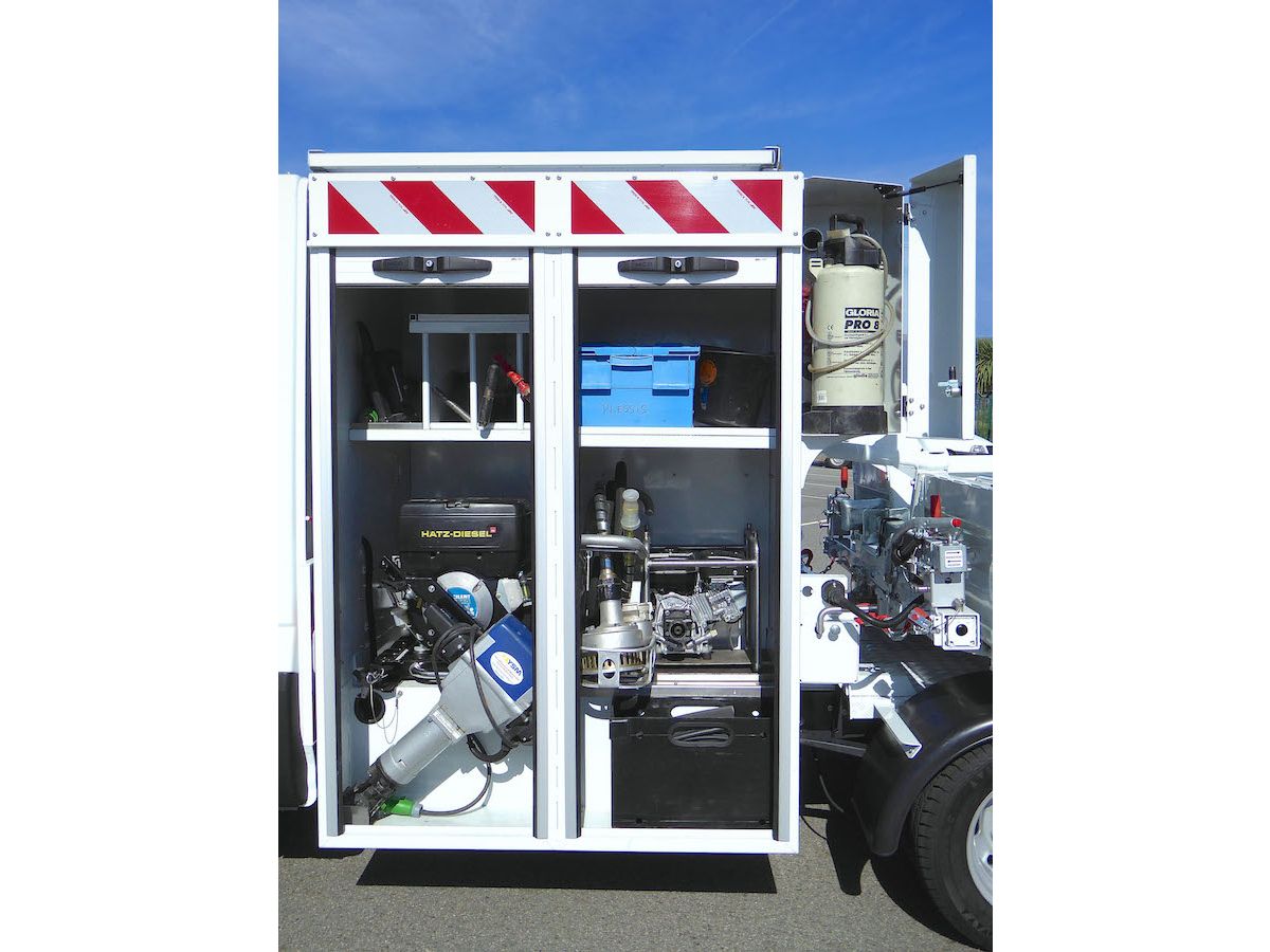 Coffre plombier avec support pour pompe à câbles