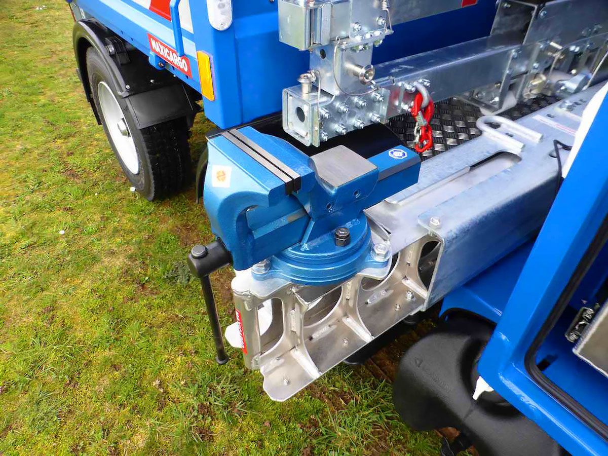 Coffre plombier avec étau intégré