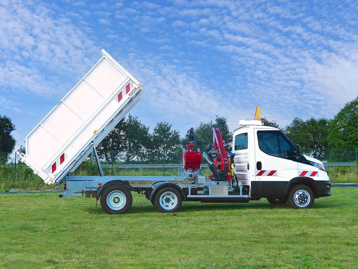 Maxibenne avec ridelles rehaussées + grue avec rotator