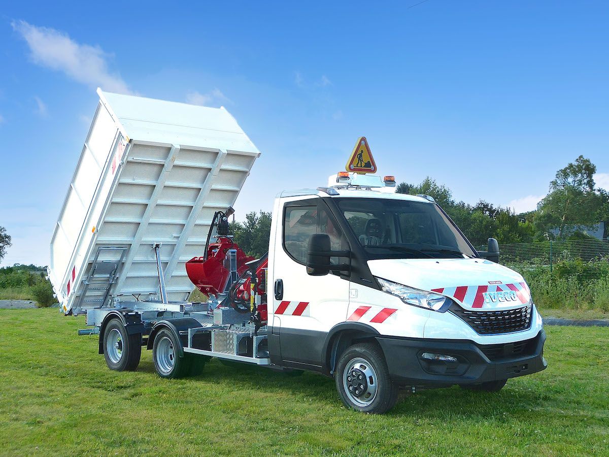 Maxibenne avec ridelles rehaussées + grue avec rotator