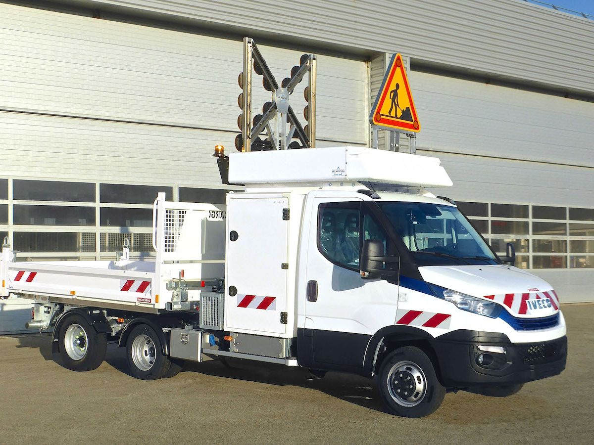 Maxibenne avec flèche lumineuse