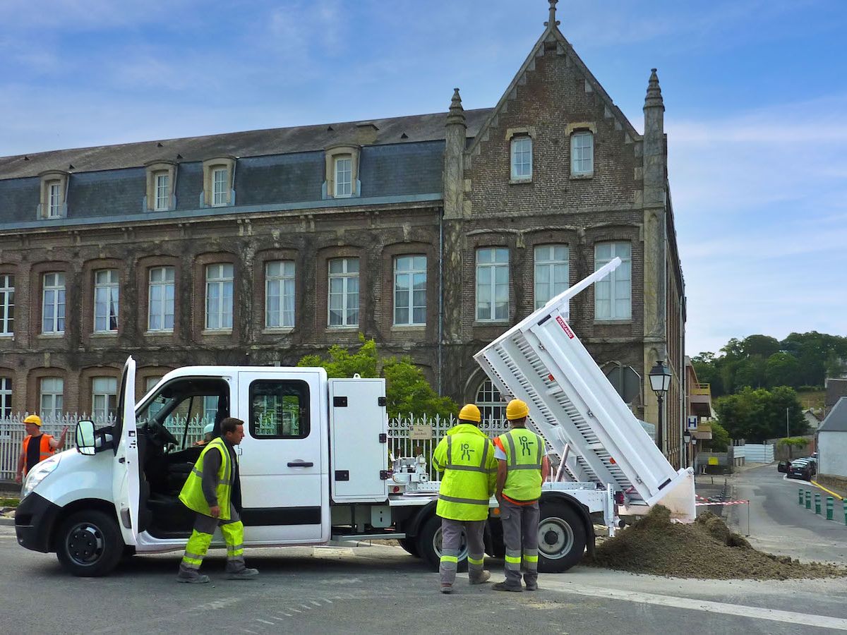 Maxibenne transporte toute l'équipe