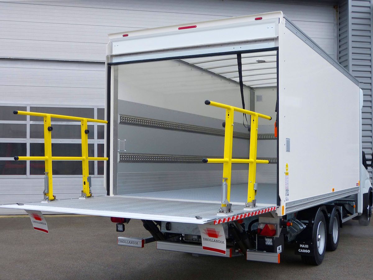 Maxifourgon hayon avec barrières de sécurité