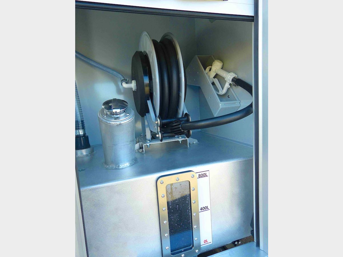 Cuve à eau avec enrouleur