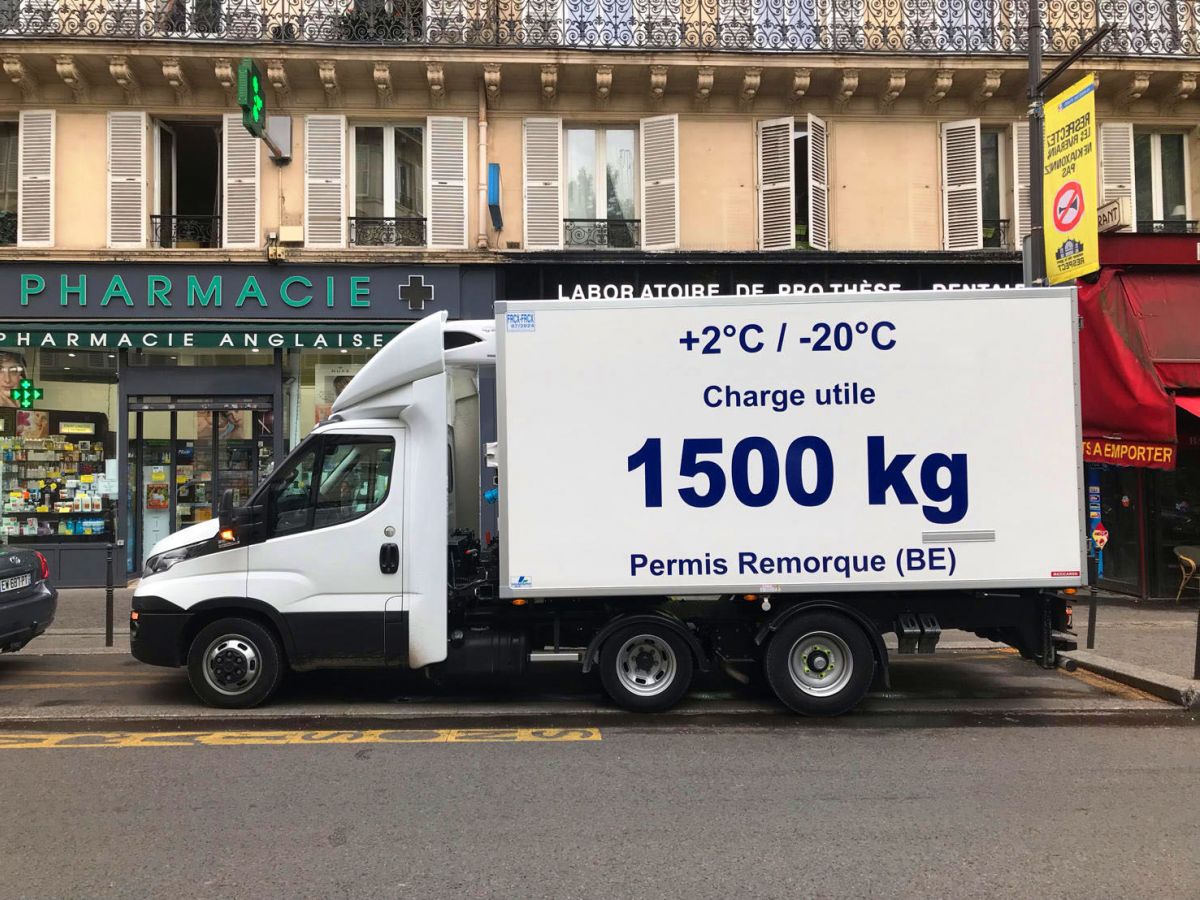 Maxifrigo garé en ville